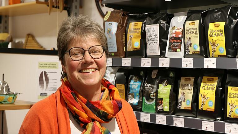 Christina Schlembach vor dem Kaffeeregal im Weltladen Marktheidenfeld. Eines der bestverkauften Produkte ist der Würzburger Partnercafé. Christina Schlembach vor dem Kaffeeregal im Weltladen Marktheidenfeld. Eines der bestverkauften Produkte ist der Würzburger Partnercafé. 