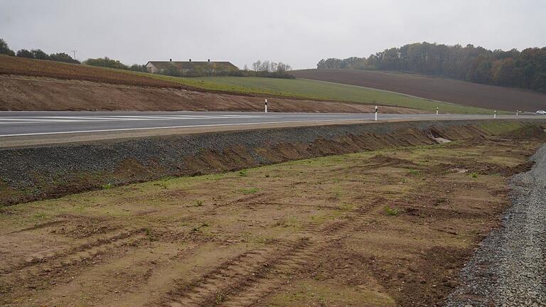 Am neu ausgebauten Teilstück der Staatsstraße 2292 zwischen Mellrichstadt und Frickenhausen hat der ausgiebige Regen auf einer Länge von 200 Metern Bereiche der Böschung abgeschwemmt. Dadurch verzögert sich die Freigabe der Strecke. Am neu ausgebauten Teilstück der Staatsstraße 2292 zwischen Mellrichstadt und Frickenhausen hat der ausgiebige Regen auf einer Länge von 200 Metern Bereiche der Böschung abgeschwemmt. Dadurch verzögert sich die Freigabe der Strecke.