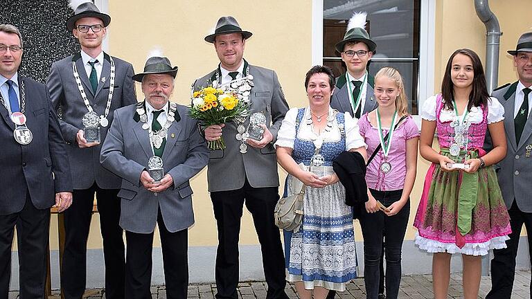 Kirchweihschießen: Ein Hoch auf die neuen Könige und Preisträger gab es bei der Königlich privilegierten Schützen-Gesellschaft Uffenheim. Im Bild (von links) Bürgermeister Wolfgang Lampe, Bogenkönig Alexander Seemann, Ernst Hassold, Schützenkönig Martin Stern, Susanne Kern, Julian Müller, Chiara Hegwein, Jugendkönigin Talina Paal und den stellvertretenden Schützenmeister Holger Hegwein. Kirchweihschießen: Ein Hoch auf die neuen Könige und Preisträger gab es bei der Königlich privilegierten Schützen-Gesellschaft Uffenheim. Im Bild (von links) Bürgermeister Wolfgang Lampe, Bogenkönig Alexander Seemann, Ernst Hassold, Schützenkönig Martin Stern, Susanne Kern, Julian Müller, Chiara Hegwein, Jugendkönigin Talina Paal und den stellvertretenden Schützenmeister Holger Hegwein.
