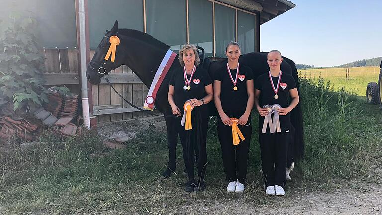 Erfolgreich bei der Regionalmeisterschaft im Voltigieren in Dinkelsbühl-Lohe. Im Bild das Pferd KCM C.Beaudine, Trainerin Martina Pfister, Einzel Senior Jasmin Pfister, Einzel Junior Madlen Schlott. Erfolgreich bei der Regionalmeisterschaft im Voltigieren in Dinkelsbühl-Lohe. Im Bild das Pferd KCM C.Beaudine, Trainerin Martina Pfister, Einzel Senior Jasmin Pfister, Einzel Junior Madlen Schlott.