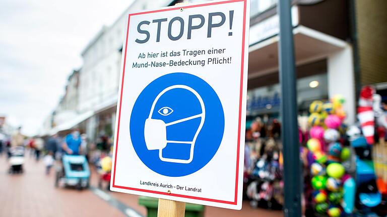 Schilder mahnen an jeder Ecke das Tragen einer Mund-Nasen-Bedeckung an.&nbsp;Wer einkaufen geht, muss eine Maske tragen - außer, er hat ein Attest.
