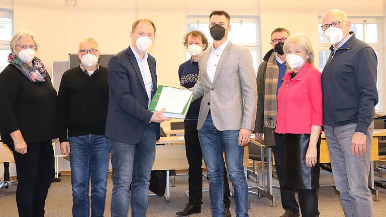 Mehr als 2700 Unterschriften übergab die Bürgerinitiative für 'Bauen im Einklang von Mensch und Natur' am Montag im Rathaus (von links): Bürgermeisterin Astrid Glos, Bürgermeister Manfred Freitag, Oberbürgermeister Stefan Güntner sowie die BI-Mitglieder Martin Schwab, Frank Pfeuffer, Stadtheimatpfleger Harald Knobling, Gabriele und Wolfgang Dietrich. Mehr als 2700 Unterschriften übergab die Bürgerinitiative für 'Bauen im Einklang von Mensch und Natur' am Montag im Rathaus (von links): Bürgermeisterin Astrid Glos, Bürgermeister Manfred Freitag, Oberbürgermeister Stefan Güntner sowie die BI-Mitglieder Martin Schwab, Frank Pfeuffer, Stadtheimatpfleger Harald Knobling, Gabriele und Wolfgang Dietrich.