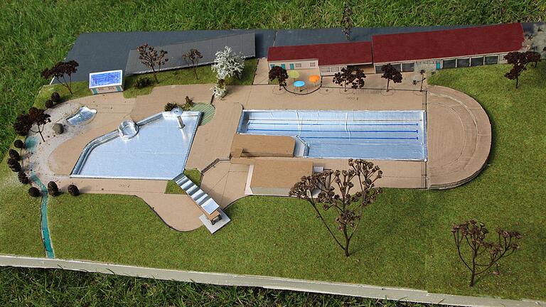Dieses mögliche Zukunftsmodell des Freibads hat Stadtrat Elmar Datzer im Dezember 2020 gebaut. Dieses mögliche Zukunftsmodell des Freibads hat Stadtrat Elmar Datzer im Dezember 2020 gebaut.