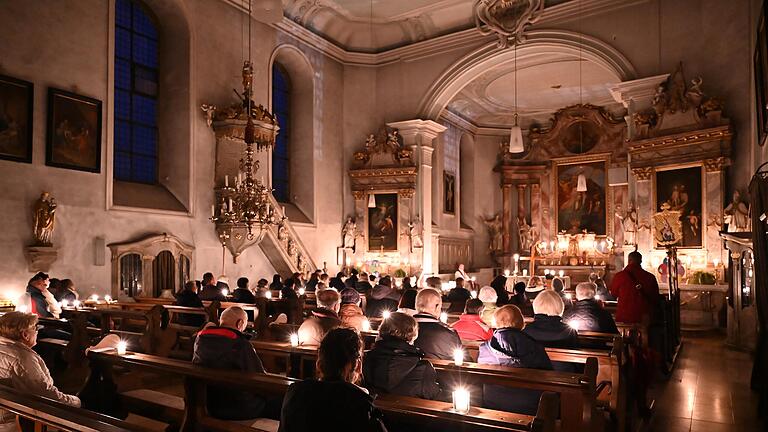 Die Kirche, die nur durch Kerzen erleuchtet wurde. Die Kirche, die nur durch Kerzen erleuchtet wurde.