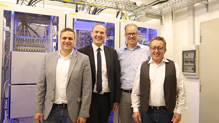Fanden sich zum Gruppenbild zusammen: (von links) Sebastian Landgraf, Leiter Breitbandtechnik der RegioNet Schweinfurt GmbH, Andreas Göb, Bereichsleiter Technik der Stadtwerke Schweinfurt GmbH, Christoph Rockenstein, Vorstand der Rockenstein AG, und Stephan Dausacker, Betriebsleiter HAB-NET-DSL Stadtwerke Hammelburg. Fanden sich zum Gruppenbild zusammen: (von links) Sebastian Landgraf, Leiter Breitbandtechnik der RegioNet Schweinfurt GmbH, Andreas Göb, Bereichsleiter Technik der Stadtwerke Schweinfurt GmbH, Christoph Rockenstein, Vorstand der Rockenstein AG, und Stephan Dausacker, Betriebsleiter HAB-NET-DSL Stadtwerke Hammelburg.