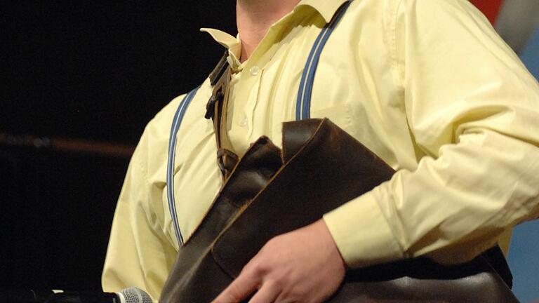 Aktentaschen-Percussion: Schon bei ihrem ersten Auftritt 2014 untermalte Christian Reckentin die Show musikalisch mit der Aktentasche. Aktentaschen-Percussion: Schon bei ihrem ersten Auftritt 2014 untermalte Christian Reckentin die Show musikalisch mit der Aktentasche. 