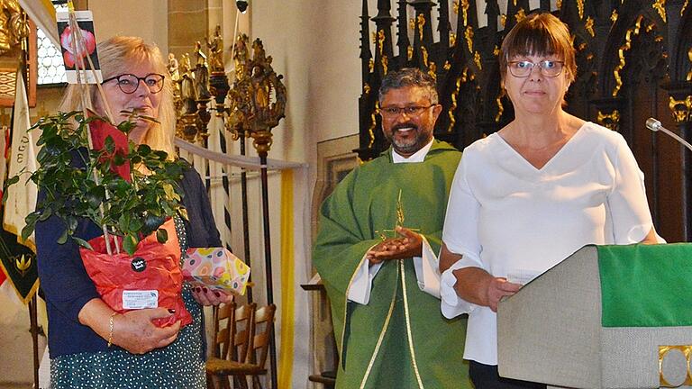 Beim Sonntagsgottesdienst in der Stadtpfarrkirche wurde Martha Ort von Pfarrer Pater Joe und Sigrun Weigelt von der Pfarreiengemeinschaft Grabfeldbrücke in den Ruhestand verabschiedet.