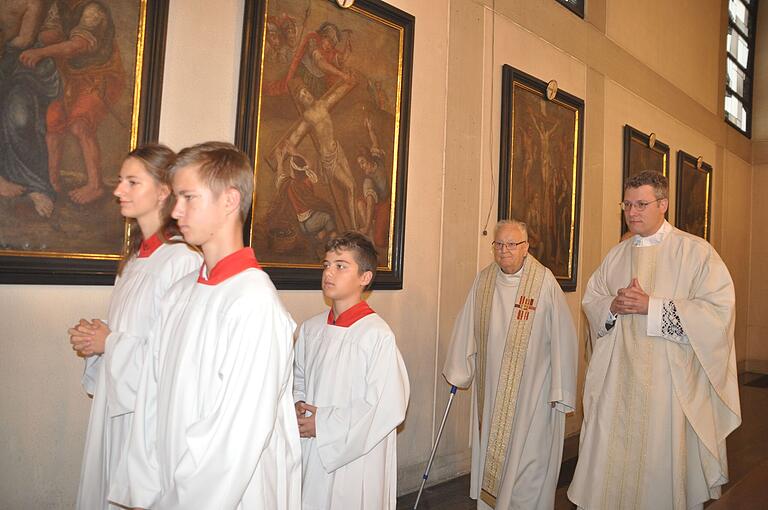 Beim Einzug in die Kirche am Festgottesdienst Pfarrer i.R. Hermann Josef Schöning (links) und Pfarrer Dr. Eugen Daigeler gemeinsam mit den Ministranten Elisa und Simon Zimny und Luis Denninger. Beim Einzug in die Kirche am Festgottesdienst Pfarrer i.R. Hermann Josef Schöning (links) und Pfarrer Dr. Eugen Daigeler gemeinsam mit den Ministranten Elisa und Simon Zimny und Luis Denninger.