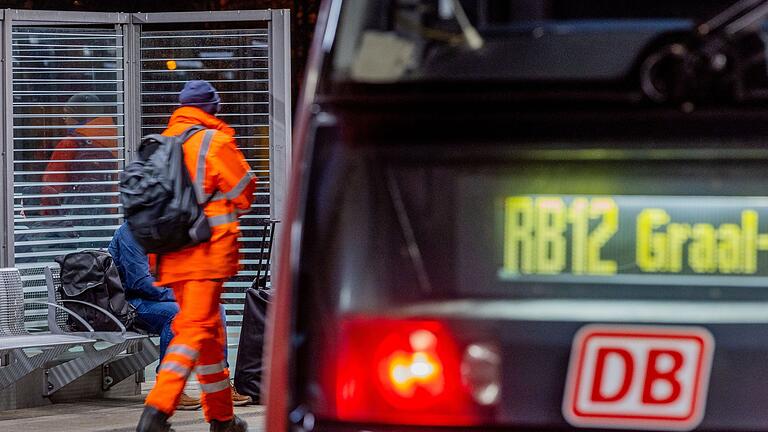 Lokführergewerkschaft GDL ruft zum nächsten Streik auf.jpeg - Vom Lokführerstreik sind bis Montagabend unter anderem die Personenzüge der Deutschen Bahn betroffen. Lokführergewerkschaft GDL ruft zum nächsten Streik auf.jpeg - Vom Lokführerstreik sind bis Montagabend unter anderem die Personenzüge der Deutschen Bahn betroffen.