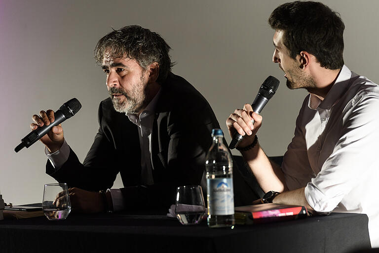 Yücel (links) mit Moderator Baris Yüksel vom KUlturS e.V.