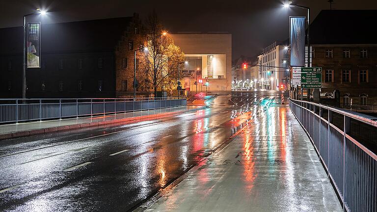 Die Maxbrücke stadteinwärts während der nächtlichen Ausgangssperre in Schweinfurt.&nbsp;