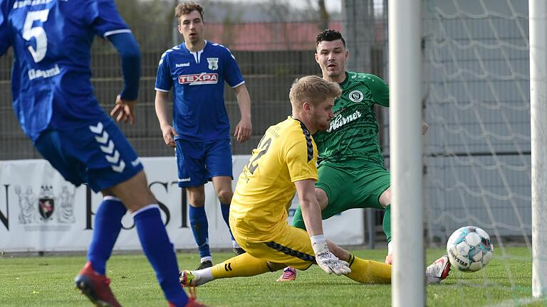 Großbardorfs Torwart Justin Reichert, der Beste seiner Mannschaft, kassiert hier das 0:3 durch Patrick Kroiß . Osama Alawami (links) und Xaver Müller (2. von links) bleibt nur die Zuschauerrolle. Großbardorfs Torwart Justin Reichert, der Beste seiner Mannschaft, kassiert hier das 0:3 durch Patrick Kroiß . Osama Alawami (links) und Xaver Müller (2. von links) bleibt nur die Zuschauerrolle.