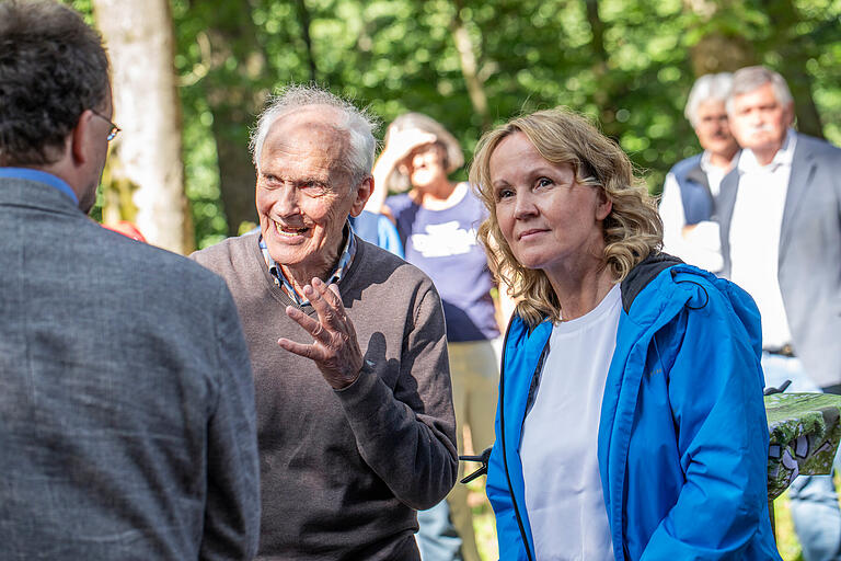 Informationen aus erster Hand für die Ministerin: Der ehemalige und langjährige Leiter des Forstamtes Ebrach, Dr. Georg Sperber (Bildmitte), setzt sich seit langer Zeit für die alten Buchenbestände sowie für einen Nationalpark im Steigerwald ein.