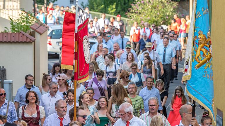 Der Festzug mit dem Fanfarenzug Dertingen läutet auch dieses Jahr wieder die Weinfestwochen ein. (Archivbild)