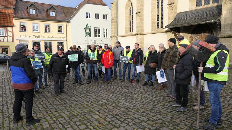 Rund 40 Bäuerinnen und Bauern protestierten am Mittwoch gegen die geplanten Sparmaßnahmen der Bundesregierung.