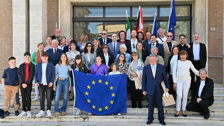 Gemeinsam mit dem Jugendparlament aus Bastia Umbra setzten die Vertreter der Partnerstädte ein Zeichen für ein starkes Europa der Zukunft.