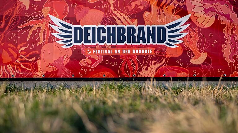 Deichbrand Festival 2024       -  Wegen der weltweiten IT-Üanne kommen einige Musiker zu spät zum Deichbrand