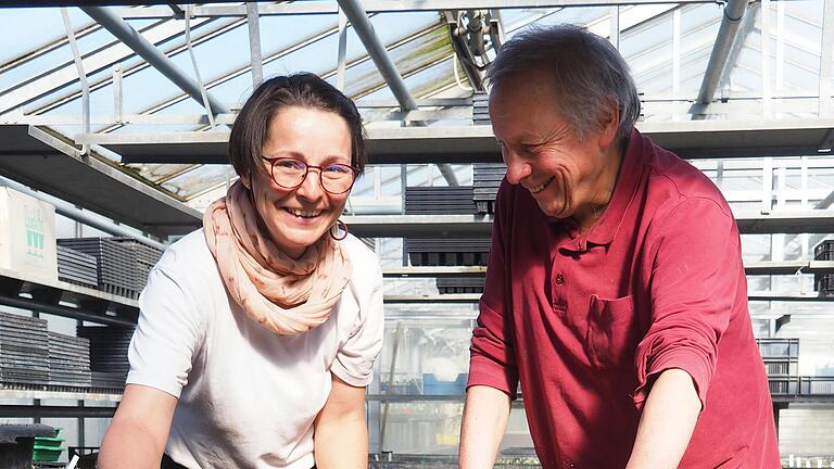 Martina Vierengel und Fritz Schumm freuen sich über die ersten selbst gesäten Pflänzchen, die im Gewächshaus aus der Erde spitzen. Die Mühe, Pflanzen selbst heranzuziehen, machen sich nur noch wenige Betriebe. Die meisten Jungpflanzen kommen heute aus der Massenproduktion.