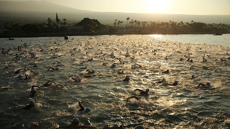 Ironman auf Hawaii       -  Wenn die Sonne aufgeht, wird es ernst.