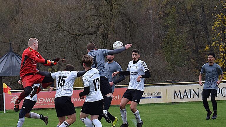 Im Strafraum der SG Bad Brückenau/Römershag II mit Keeper Benjamin Hackbusch (in rot) gab es nur selten Tohuwabohu beim 3:1-Jahresabschlusssieg gegen die SG Reiterswiesen/Arnshausen/FC 06 Bad Kissingen II.       -  Im Strafraum der SG Bad Brückenau/Römershag II mit Keeper Benjamin Hackbusch (in rot) gab es nur selten Tohuwabohu beim 3:1-Jahresabschlusssieg gegen die SG Reiterswiesen/Arnshausen/FC 06 Bad Kissingen II.