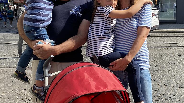 Harald und Julia Rösch mit Kindern. Harald und Julia Rösch mit Kindern.