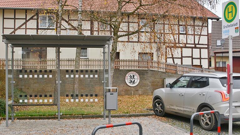 Fertig gestellt ist der neue Bereich der Haltestelle in der Dorfmitte von Großeibstadt. Er bietet nun die entsprechende Sicherheit. Fertig gestellt ist der neue Bereich der Haltestelle in der Dorfmitte von Großeibstadt. Er bietet nun die entsprechende Sicherheit.