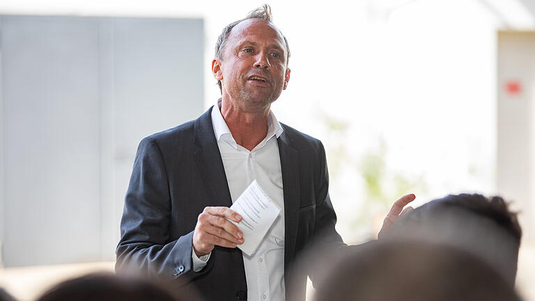 Der Bayerische Umweltminister Minister Thorsten Glauber (Freie Wähler) spricht in Unterpleichfeld im Landkreis Würzburg mit Landwirten über die Probleme des Klimawandels.