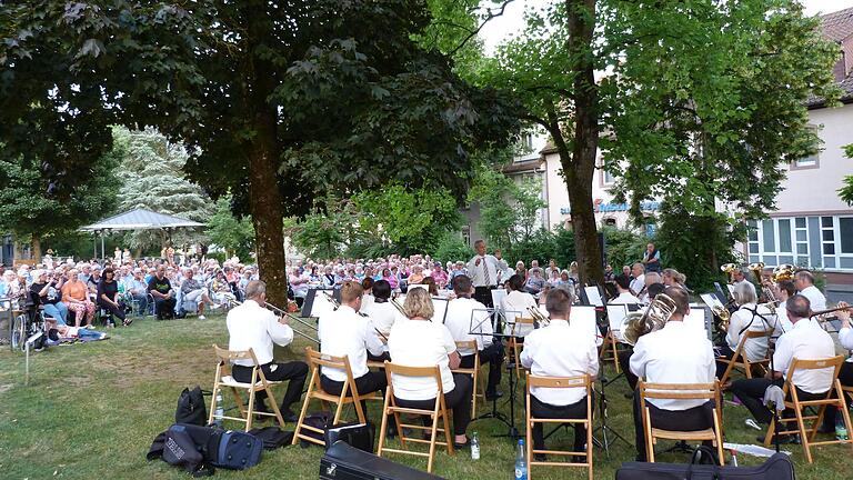 Von Puccini bis zum 80er Kult-Hit: Die Lohrer Stadtkapelle unter Leitung von Wolfgang Riedmann bereitete rund 400 Zuhörerinnen und Zuhörern einen beschwingten Tagesausklang.&nbsp;