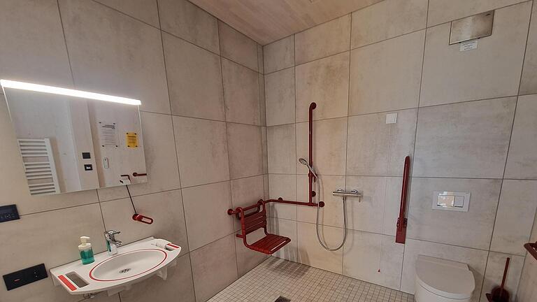 Ein Bad mit viel Platz und farbig abgesetzten Hilfsmitteln.       -  Ein Bad mit viel Platz und farbig abgesetzten Hilfsmitteln.