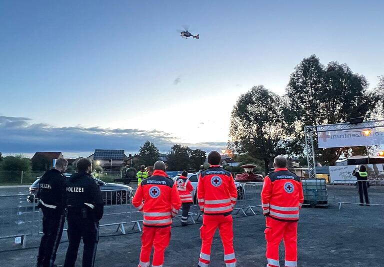 Zwischen Hoffen und Bangen: Einsatzkräfte blicken am Samstagmorgen auf den Hubschrauber, der den Altmain bei Sand nach einer vermissten Person absucht. Zwischen Hoffen und Bangen: Einsatzkräfte blicken am Samstagmorgen auf den Hubschrauber, der den Altmain bei Sand nach einer vermissten Person absucht.