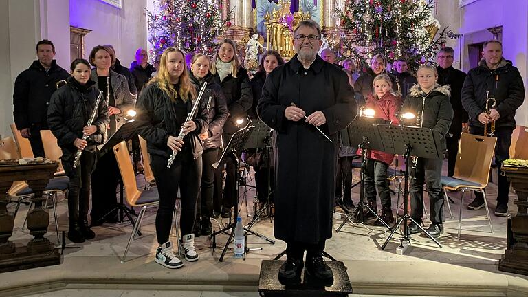 Die Musikantinnen und Musikanten freuen sich nach ihrem Auftritt beim Adventskonzert in Unterspiesheim über den Beifall des Publikums für ihren Beitrag. Im Vordergrund: Dirigent Armin Stawitzki. Die Musikantinnen und Musikanten freuen sich nach ihrem Auftritt beim Adventskonzert in Unterspiesheim über den Beifall des Publikums für ihren Beitrag. Im Vordergrund: Dirigent Armin Stawitzki.