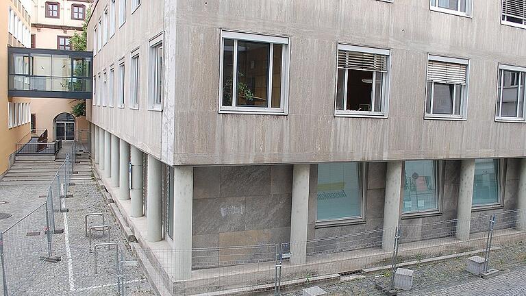 Die Stadtkasse wird abgerissen und an gleicher Stelle vermutlich 2019 neu gebaut. Der Bauzaun steht aus Sicherheitsgründen.