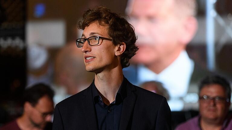 Sebastian Hansen (Bild) musste sich Paul Lehrieder (CSU) geschlagen geben und zieht nicht in den Bundestag ein. Das Bild entstand am Sonntagabend bei der Wahlparty der Würzburger Grünen. Sebastian Hansen (Bild) musste sich Paul Lehrieder (CSU) geschlagen geben und zieht nicht in den Bundestag ein. Das Bild entstand am Sonntagabend bei der Wahlparty der Würzburger Grünen.
