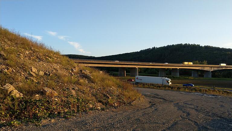 Als karstige Halden präsentieren sich die neuen Hügel an der Autobahnanschlussstelle Randersacker derzeit. Als karstige Halden präsentieren sich die neuen Hügel an der Autobahnanschlussstelle Randersacker derzeit.