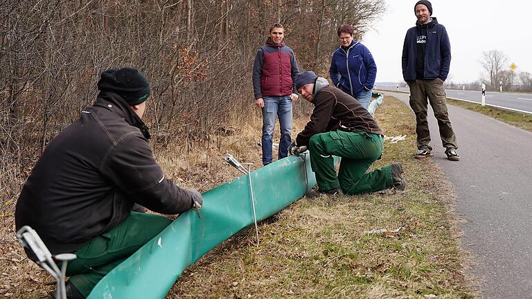 Die Amphibienzäune stehen, die Krötenwanderung kann beginnen. Hier ein Foto vom Übergang in Gochsheim, hinten von links: Phillip Keller (UNB), Peter Zeissner (Landkreis-Bauhof), Sonja Müller (Bund Naturschutz) und Martin Röder (UNB). Die Amphibienzäune stehen, die Krötenwanderung kann beginnen. Hier ein Foto vom Übergang in Gochsheim, hinten von links: Phillip Keller (UNB), Peter Zeissner (Landkreis-Bauhof), Sonja Müller (Bund Naturschutz) und Martin Röder (UNB).