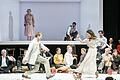 Am Anfang jeder tragischen Geschichte steht eine falsche Entscheidung: Onegin (Hinrich Horn) tanzt mit Olga (Marzia Marzo). Im Hintergrund leiden Tatjana (Silke Evers) und Lenski (Roberto Ortiz).