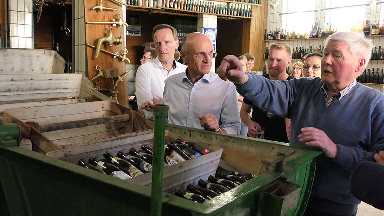 Franz Engel (rechts) führte die Gäste durch seine ehemalige Brauerei 'Lamm-Bräu' am Eltmanner Marktplatz. Franz Engel (rechts) führte die Gäste durch seine ehemalige Brauerei 'Lamm-Bräu' am Eltmanner Marktplatz.