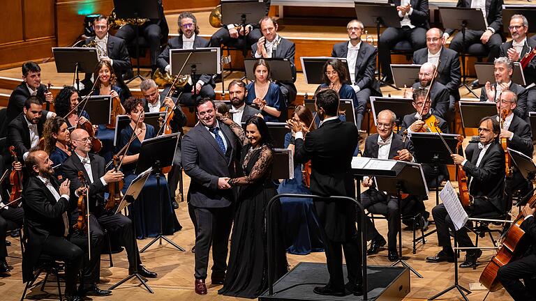 Tenor Freddie De Tomaso und Sopranistin Carmela Remigio begeisterten das Publikum im Max-Littmann-Saal des Regentenbaus. Tenor Freddie De Tomaso und Sopranistin Carmela Remigio begeisterten das Publikum im Max-Littmann-Saal des Regentenbaus.