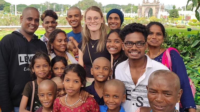 'Man hat sich gefühlt wie eine Weltsensation': Bei dem Besuch einer Tempelanlage im indischen Mysore baten zahlreiche Inderinnen und Inder um ein Erinnerungsfoto mit dem Paar aus Deutschland. 'Man hat sich gefühlt wie eine Weltsensation': Bei dem Besuch einer Tempelanlage im indischen Mysore baten zahlreiche Inderinnen und Inder um ein Erinnerungsfoto mit dem Paar aus Deutschland.