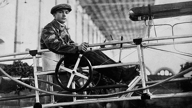Der Würzburger Flugpionier Leo Lendner in seinem ersten selbst konstruierten Flugapparat Nr. 1 um 1910. Der Würzburger Flugpionier Leo Lendner in seinem ersten selbst konstruierten Flugapparat Nr. 1 um 1910.