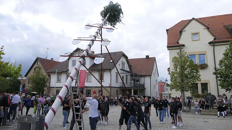 Mit purer Muskalkraft stemmten die zweite Mannschaft des FC Sand den Kirchbaum in die Höhe.