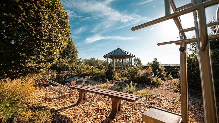 Der Spielplatz am Gründleinsbach in Kleinlangheim lädt zum Picknicken und Spielen ein.