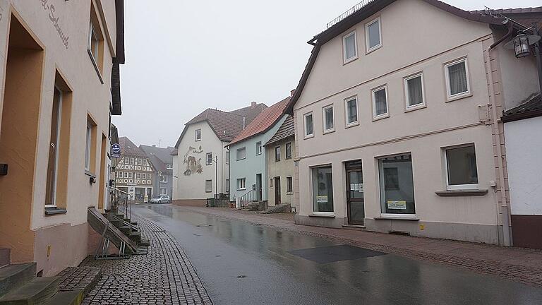 In der Ludwigstraße 7 soll ein Imbiss eingerichtet werden. Sorgen bereitet dabei einigen Stadträten, dass es in der Engstelle zu Problemen mit parkenden Kunden kommen könnte.