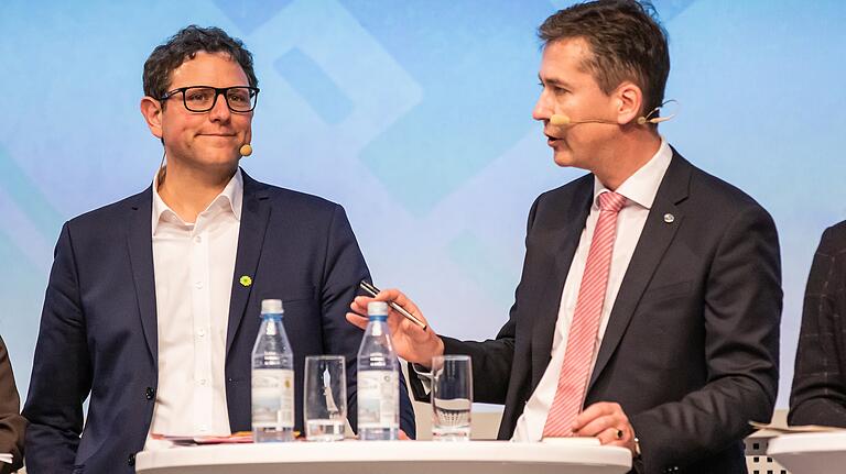 Gehen als Favoriten in die OB-Wahl: Amtsinhaber Christian Schuchardt (CDU, rechts) und Grünen-Kandidat Martin Heilig, hier während der Main-Post-Wahlarena am 11. Februar. Gehen als Favoriten in die OB-Wahl: Amtsinhaber Christian Schuchardt (CDU, rechts) und Grünen-Kandidat Martin Heilig, hier während der Main-Post-Wahlarena am 11. Februar. 