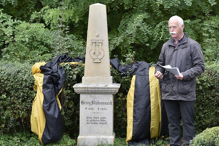 Karlheinz Buld las am Grabmal von Georg Stubenrauch Gedichte.