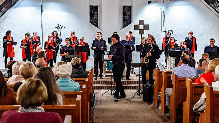 Der Gospelchor Hassberge unter der Leitung von Dekanatskantor Matthias Göttemann gab  in der evangelischen Christuskirche in Hofheim ein Konzert unter dem Titel „Gospel-Jazz-Weltmusik“. In der gut gefüllten Kirche beteiligte sich das Publikum voller Freude, klatschte, sang und tanzte. Begleitet wurde der Chor von einer vierköpfigen Jazzband, die auch mit eigenen Blues- und Jazzstücken brillierte. Sichtlich begeistert und voller Elan standen die Sängerinnen und Sänger nach coronabedingter zweijähriger Pause auf der Bühne und sorgten mit ruhigen und fetzigen Songs für gute Stimmung.