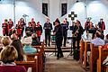 Der Gospelchor Hassberge unter der Leitung von Dekanatskantor Matthias Göttemann gab  in der evangelischen Christuskirche in Hofheim ein Konzert unter dem Titel „Gospel-Jazz-Weltmusik“. In der gut gefüllten Kirche beteiligte sich das Publikum voller Freude, klatschte, sang und tanzte. Begleitet wurde der Chor von einer vierköpfigen Jazzband, die auch mit eigenen Blues- und Jazzstücken brillierte. Sichtlich begeistert und voller Elan standen die Sängerinnen und Sänger nach coronabedingter zweijähriger Pause auf der Bühne und sorgten mit ruhigen und fetzigen Songs für gute Stimmung.