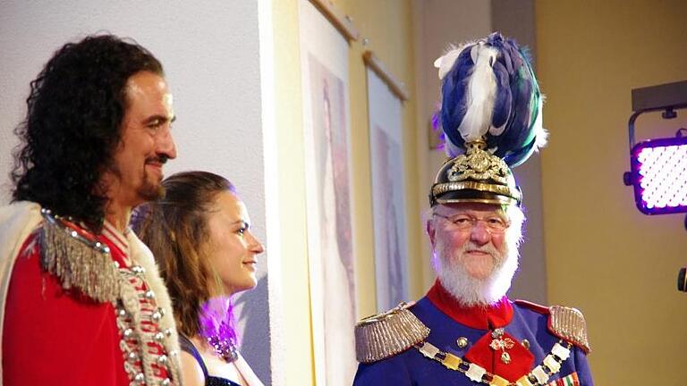 Peter Krug als Prinzregent Luitüpold (rechts), Timo Baier (Fürst  Ferenc Rákóczi) und Quellenkönigin 2018 Carina Wehner beim Sonderkonzert des Rakoczy-Fördervereins. Foto: Klaus Werner       -  Peter Krug als Prinzregent Luitüpold (rechts), Timo Baier (Fürst  Ferenc Rákóczi) und Quellenkönigin 2018 Carina Wehner beim Sonderkonzert des Rakoczy-Fördervereins. Foto: Klaus Werner