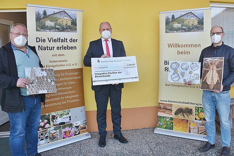 Eine Spende der Sparkasse Bad Neustadt über 2.000 Euro ermöglicht es dem Imkerverein Bad Königshofen drei Tontafeln von einer Künstlerin in Berlin fertigen zu lassen. Mit diesen können blinde Menschen künftig das Leben und Arbeiten, sowie die Biene selbst ertasten. Unser Bild zeigt den Vorsitzenden des Imkervereins Bad Königshofen, Markus Gütlein (links) mit Sparkassen-Gebietsdirektor Peter Lindemann und dem stellvertretenden Vorsitzenden des Imkervereins, Johannes Gräter.