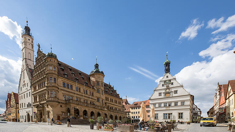 Start der Wandertour hinab ins Taubertal ist das Rothenburger Rathaus ( links). Im weißen Gebäude (rechts) befindet sich die Touristeninformation. Start der Wandertour hinab ins Taubertal ist das Rothenburger Rathaus ( links). Im weißen Gebäude (rechts) befindet sich die Touristeninformation.